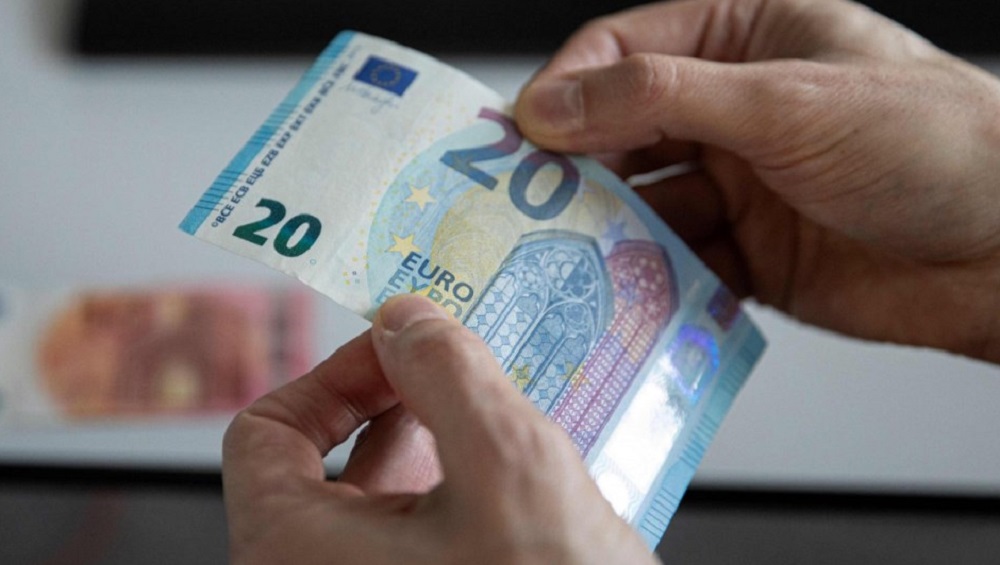 Euro serish me renie edhe diten e sotme, rriten Dollari